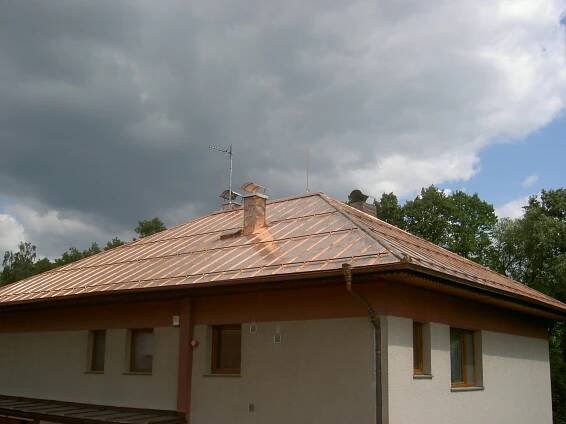 Střecha RD Osnice / 2010 – Klempířství Pečený Milan Pečený