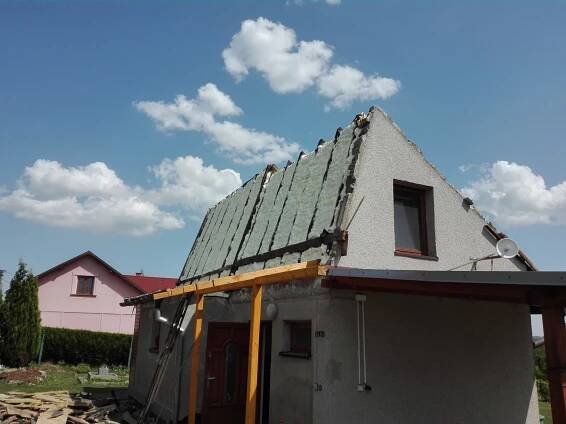 Zateplení šikmé střechy z venkovní strany - nastrikovaizolace.cz