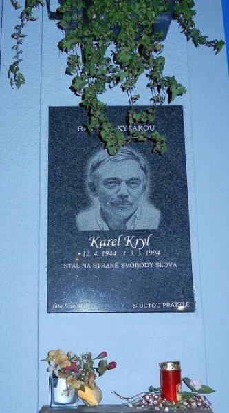 Soubor:Karel Kryl, deska na domě čp. 479-VII, třída Milady Horákové, Praha 7- Holešovice.jpg
