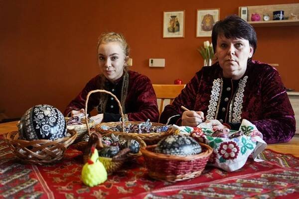 Největší kraslice? Pštrosí. Ve Vacenovicích vyškrabávají tři generace