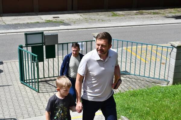 Česko vybírá europoslance. Ministr Rakušan odvolil v Kolíně hned v úvodu voleb