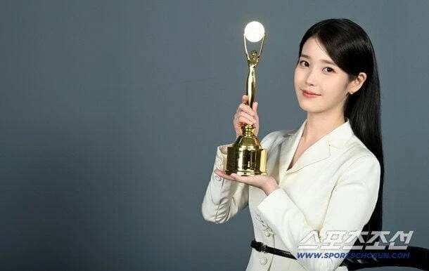 IU Wins Best Actress at Blue Dragon Series Awards: “Stage Fright Made Me Tremble Like Never Before”