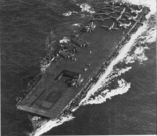Soubor:USS Manila Bay (CVE-61) underway circa 1944.jpg