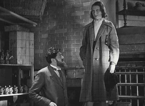 Michèle Morgan and Michel Simon in Nábřeží mlh (1938)