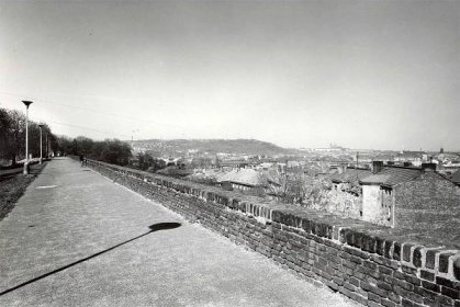 Vyšehrad, 1975 - hradby nad Cihelnou bránou