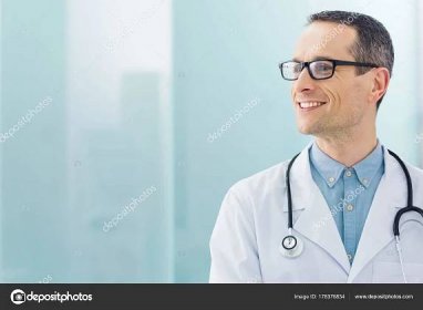 Stáhnout - Usmívající se doktor v bílém plášti s stetoskop v nemocnici — Stock obrázek