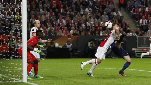 Henrik Mhhitarjan z Manchesteru United nenápadnou střelou zády k bráně střílí druhý gól týmu ve finále Evropské ligy proti Ajaxu.