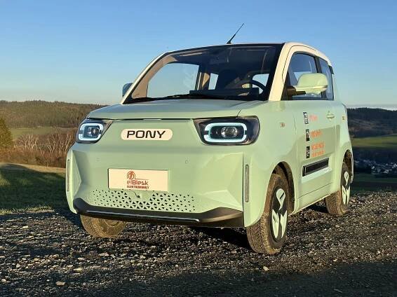 Zapůjčení dvoumístného elektromobilu ELBLESK na 4–48 hod.: Pony nebo tříkolka