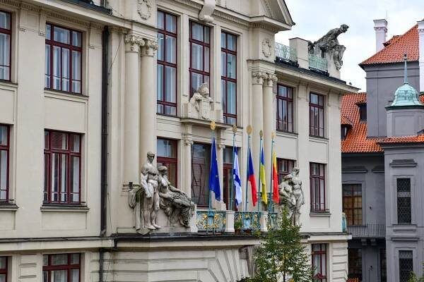 Praha vyjádřila solidaritu s Izraelem. Na budovu Nové radnice vyvěsila vlajku