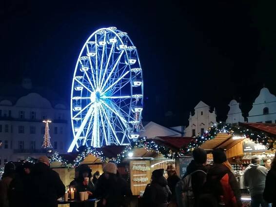 V Plzni začaly adventní trhy, město opět ruší slavnostní rozsvícení vánočního stromu