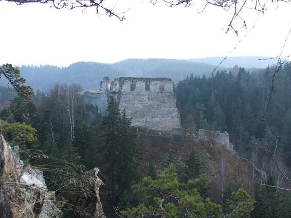 Dívčí kámen (Maidštejn, Menštejn) zdroj: Wikimedia Commons