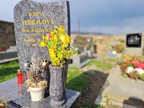 Jaro na hřbitově Všech svatých v Kutné Hoře.