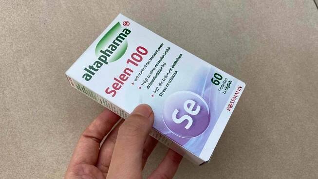 Selen im Test: Verpackung von Selen 100 der Marke Altapharma wird in der Hand gehalten.