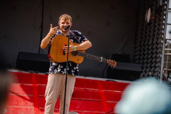 Ed Sheeran si podmanil Hradec Králové. Zpěvák své fanoušky pozdravil česky