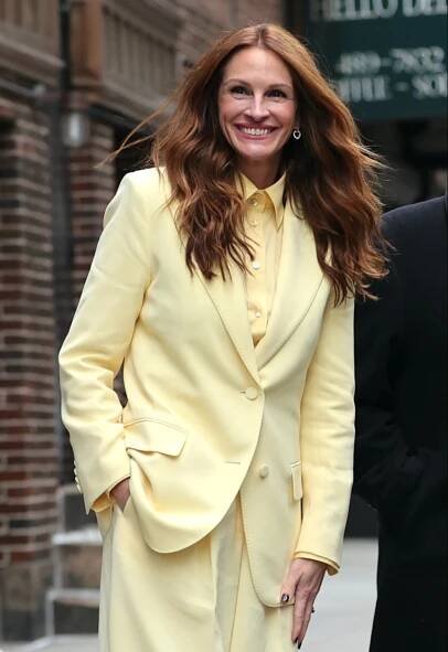Julia Roberts v oslnivém růžovém kostýmku a úchvatných botách od Gucciho představila svůj nový film