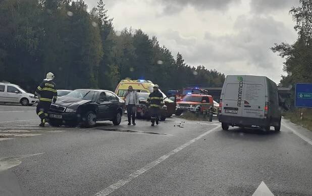 Havárie dvou aut na přivaděči skončila lehkým zraněním