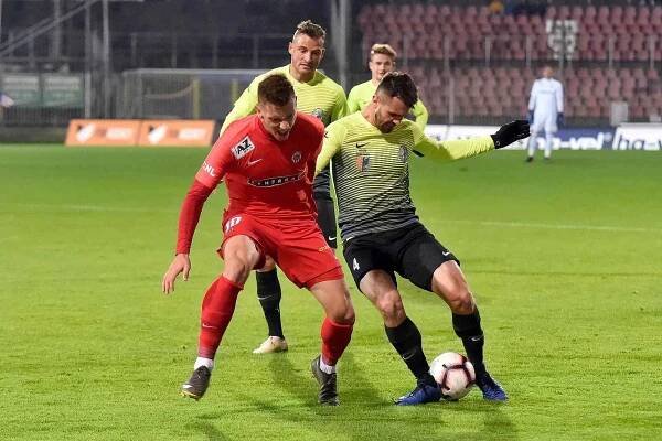 Domácí FC Zbrojovka Brno v červeném proti 1. SK Prostějov.