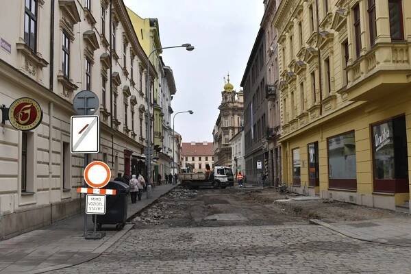 Sedláčkova ulice prochází rekonstrukcí, práce skončí až příští rok - FOTKY - QAP.cz