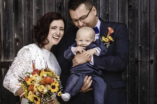 Krásná vysmátá nevěsta, ženich a jejich prcek, Svatební fotograf Kroměříž