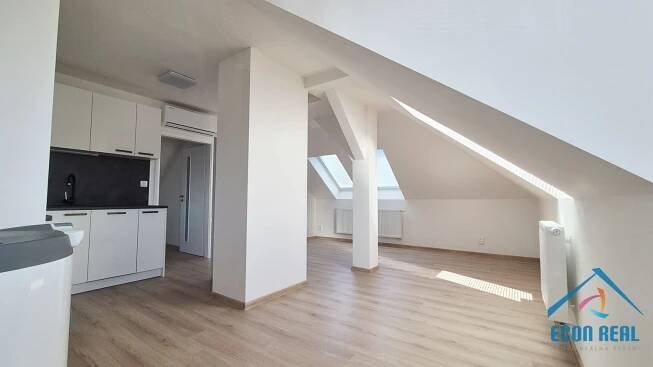 Pronájem zcela nového bytu 2kk se šatnou a s parkovacím stáním ve vile, Havlíčkova, Kolín | ECON REAL s.r.o.