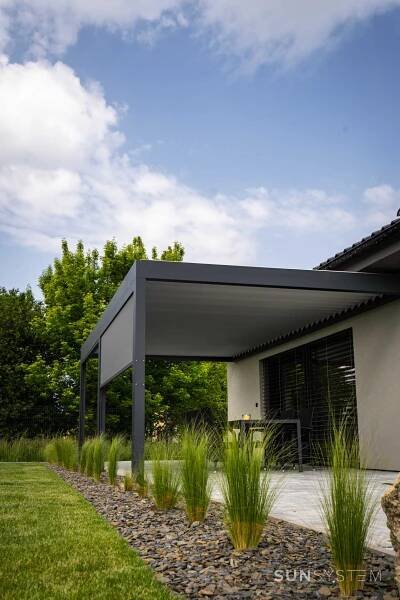Hliníková bioklimatická pergola se screenovými roletami, Žeraviny 2025 | Sunsystem.cz