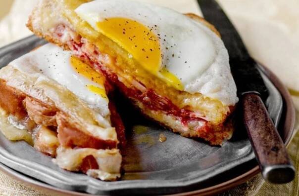 Znáte nejlepší snídani na světě? Zapečený sendvič z toastového chleba Croque Monsieur nabo Croque Madame!