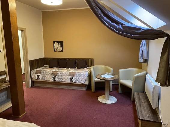 Trojlůžkový pokoj | Hotel Koruna Karlštejn