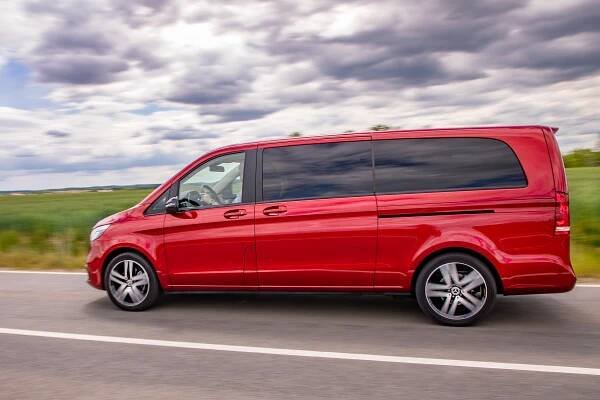 Nejlepší dodávka: Otestovali jsme nejdelší Mercedes třídy V. Už chápeme, proč se v něm vozí hvězdy