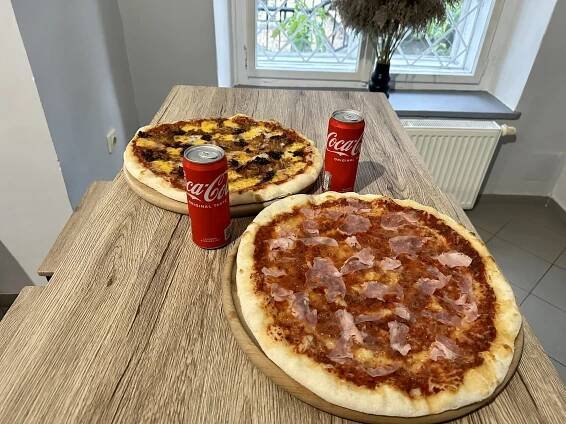 Pizza podle výběru ze 14 druhů a Coca-Cola pro 2 osoby