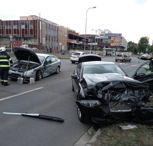 Dopravní nehoda u nákupního centra Hvězda. Zasahovali hasiči, jedna osoba zraněna