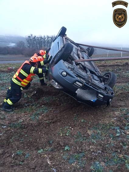 Náklaďák ležící u dálnice, i auto v poli u Koryčan. Hasiči měli rušné ráno