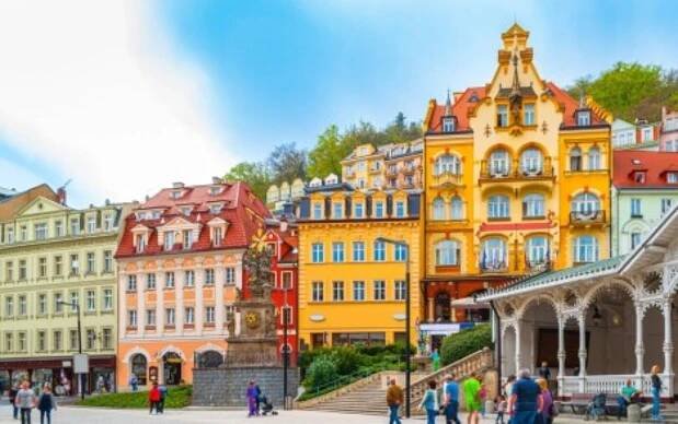 Karlovy Vary v klidné okrajové části města v Penzionu Fan *** se snídaněmi + kuchyňský kout a parkování v ceně