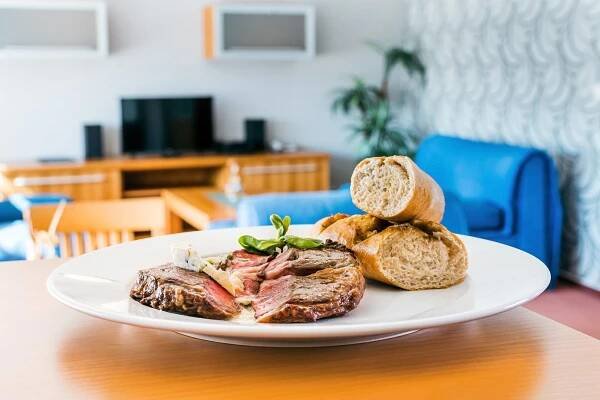 Naše jídlo a pivo Harrach | Hotel, pivovar, restaurace - Jelínkova vila, Velké Meziříčí