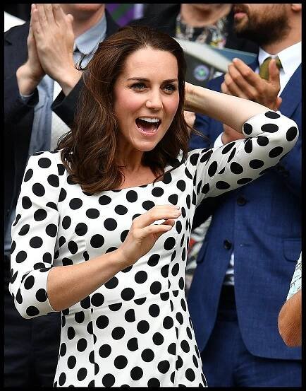 Jako vždy za elegantní dámu: Podívejte se, jak půvabná vévodkyně Kate ve slušivých puntíkatých šatech fandila na Wimbledonu