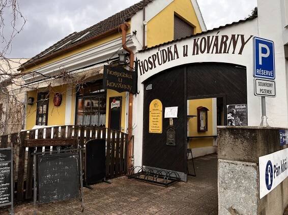 Unikátní atmosféra, dobré pivo. Hospůdku U Kovárny si oblíbily i známé osobnosti