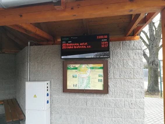 Autobusové zastávky na Malé Hané dobijí elektrokola nebo připojí na internet