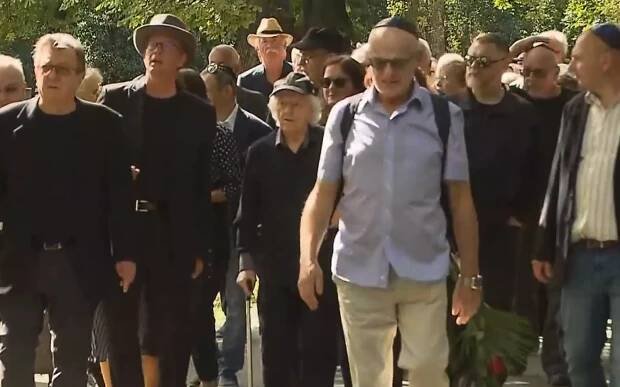 Galerie: OBRAZEM: Židovský pohřeb Yvonne Přenosilové: rozloučit se přišli i Neckář či Janda - Fotka 2 - Echo24.cz