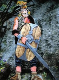 Figura Kelta ze dřeva.