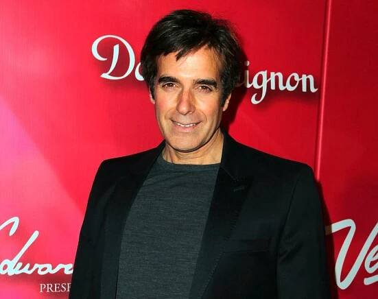 Copperfield musel odhalit před soudem svůj slavný trik. Jak dokáže „teleportovat“ 13 lidí?