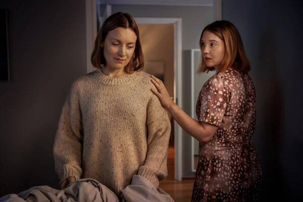 Naurun varjolla - Z filmu - Elena Leeve, Satu Tuuli Karhu