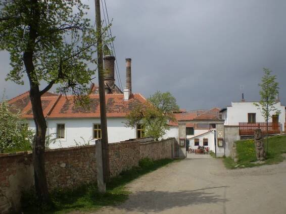 Soubor:Dalešický pivovar, pohled od příjezdové cesty.JPG – Wikipedie