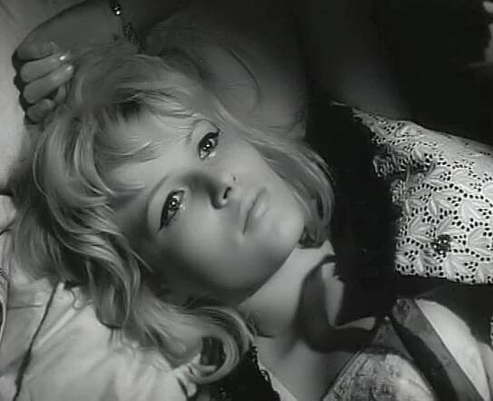 Loga Schoberová ve filmu Slečny přijdou později (1966, režie Ivo Toman)