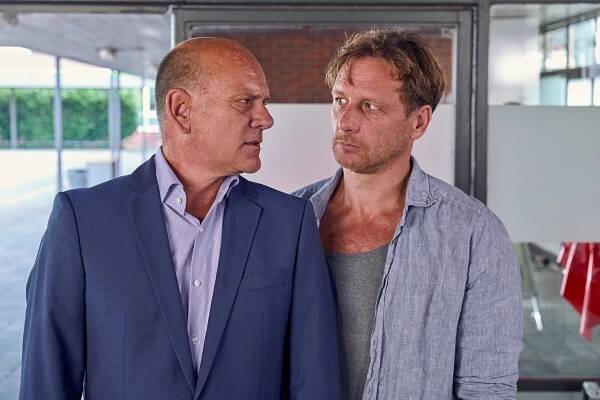 Der Lehrer - Irgendwie war's besser, als er noch nicht geredet hat... - Z filmu - Ulrich Gebauer, Hendrik Duryn