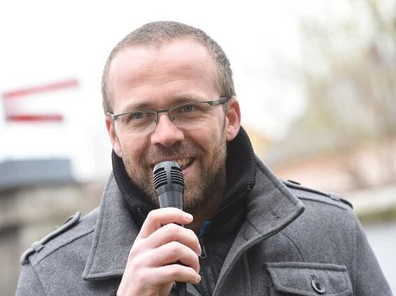 FOTO: Tradice pokračuje. Třináctý Pohádkovník roste před školou v Sendražicích