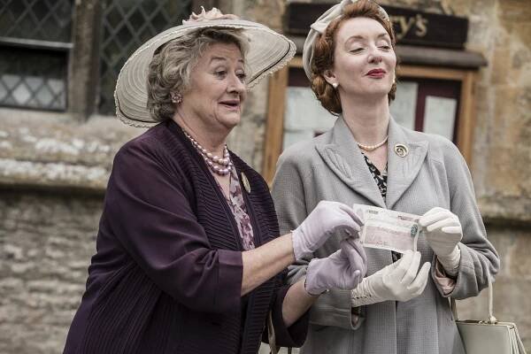 Otec Brown - Rukojeť lepidopterologa - Z filmu - Sorcha Cusack, Elizabeth Berrington
