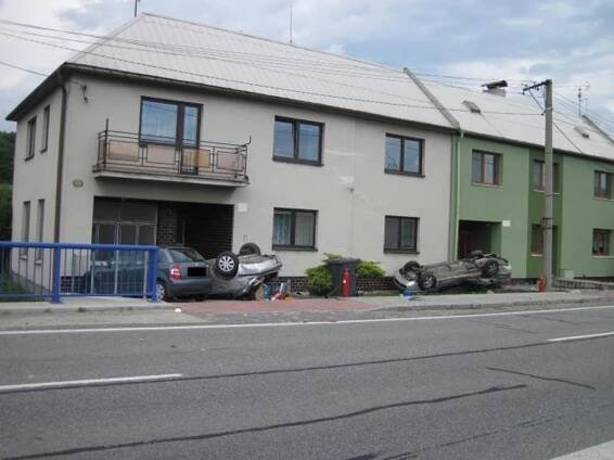 VIDEO: Řidič si svou šílenou jízdu před smrtí točil, obcí jel dvoustovkou