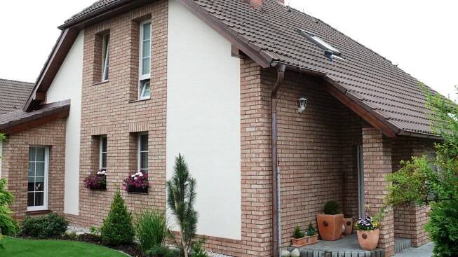 Realizace z lícových cihel a pásků
