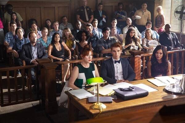 Riverdale - Kapitola 36: „Svátek práce“ - Z filmu - Cole Sprouse, Luke Perry, Lili Reinhart, Mädchen Amick, Ashleigh Murray, Molly Ringwald, Skeet Ulrich, Jordan Connor, K.J. Apa, Robin Givens