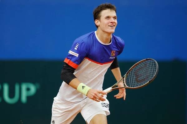 Nejdražší večeře, zima v hale a rozbitá sprcha. Menšík nemá před debutem v Davis Cupu nouzi o zážitky