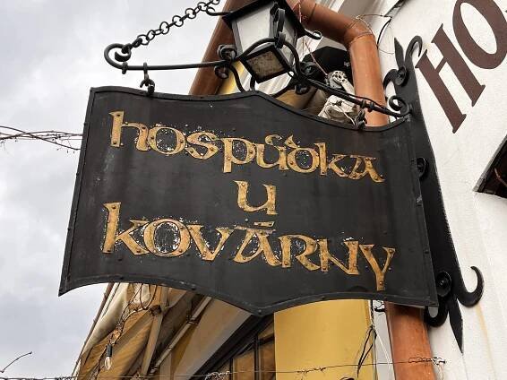 Unikátní atmosféra, dobré pivo. Hospůdku U Kovárny si oblíbily i známé osobnosti
